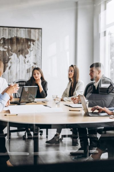 grupo-de-pessoas-trabalhando-no-plano-de-negocios-em-um-escritorio